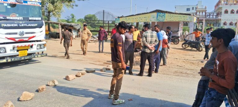 आखिर लोगों का सब्र टूटा, लगाया मार्ग पर जाम