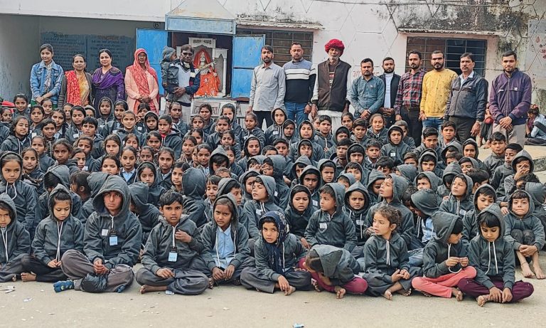 170 बच्चों को ऊनी स्वेटर दिए, परीक्षा का निरीक्षण किया