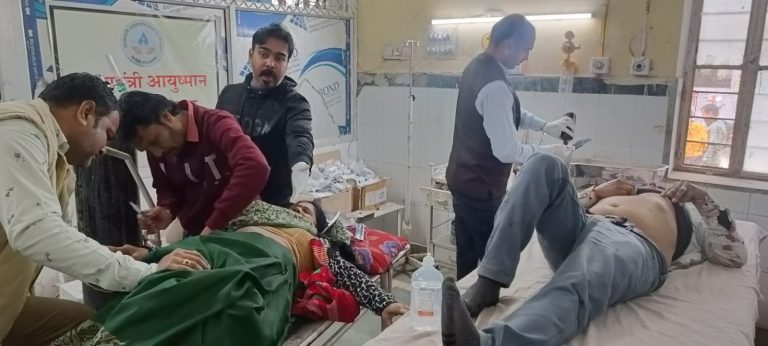 राष्ट्रीय राजमार्ग पर वेगनआर कार पलटी, चार जने घायल