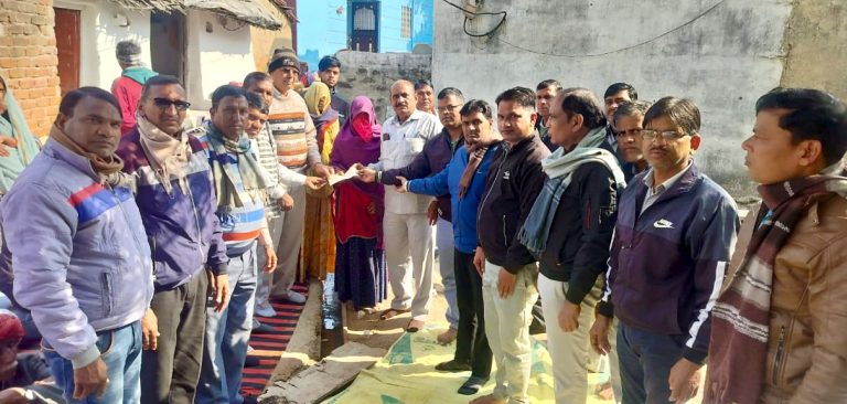 मृतक के परिजनों को आर्थिक सहायता दी
