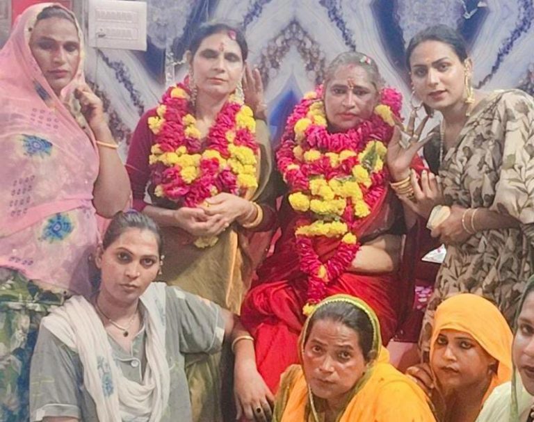 गुरु पूर्णिमा पर किन्नर समुदाय ने गुरु का सम्मान किया