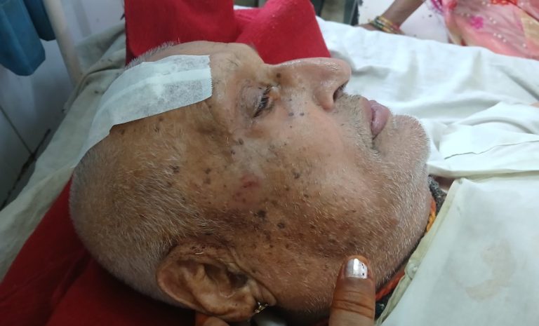 बेटे और बहू ने बुजुर्ग पिता को पीटा, जान से मारने की धमकी दी